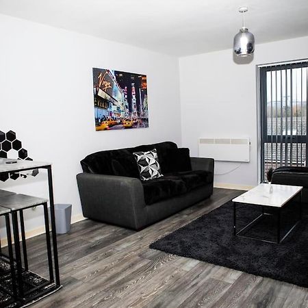 Stylish Two-Bedroom Salford Quays Apartment Manchester Bagian luar foto