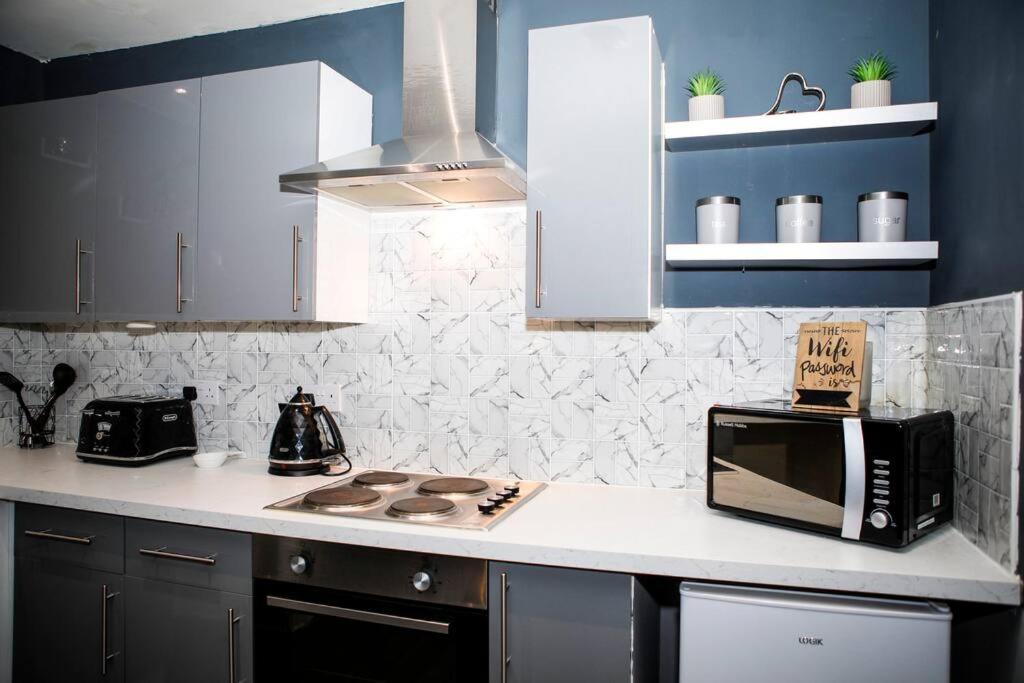 Stylish Two-Bedroom Salford Quays Apartment Manchester Bagian luar foto