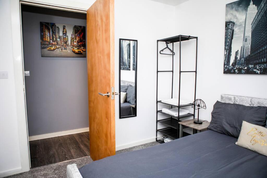 Stylish Two-Bedroom Salford Quays Apartment Manchester Bagian luar foto