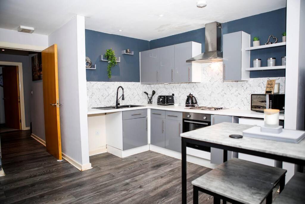 Stylish Two-Bedroom Salford Quays Apartment Manchester Bagian luar foto