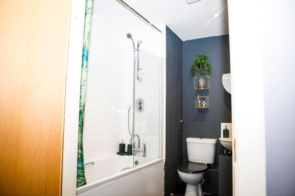 Stylish Two-Bedroom Salford Quays Apartment Manchester Bagian luar foto