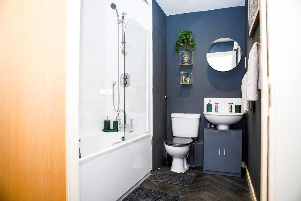 Stylish Two-Bedroom Salford Quays Apartment Manchester Bagian luar foto