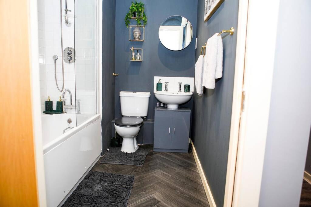 Stylish Two-Bedroom Salford Quays Apartment Manchester Bagian luar foto