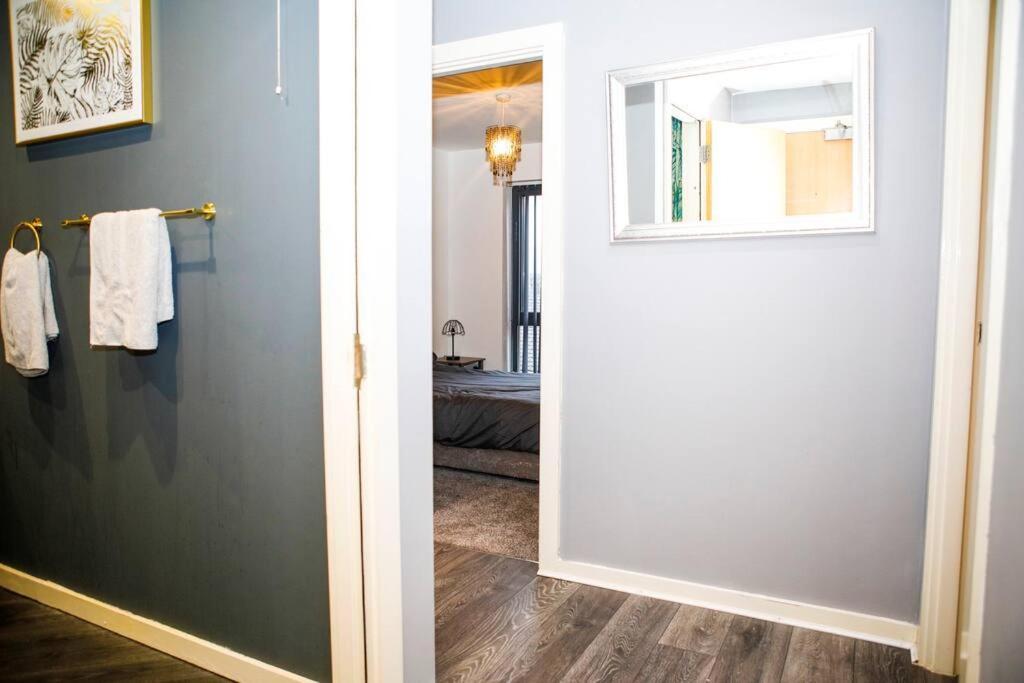 Stylish Two-Bedroom Salford Quays Apartment Manchester Bagian luar foto