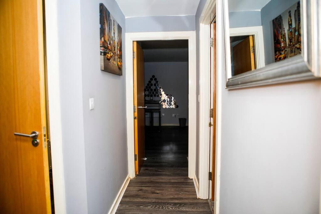 Stylish Two-Bedroom Salford Quays Apartment Manchester Bagian luar foto