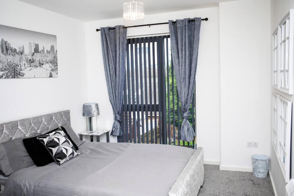 Stylish Two-Bedroom Salford Quays Apartment Manchester Bagian luar foto