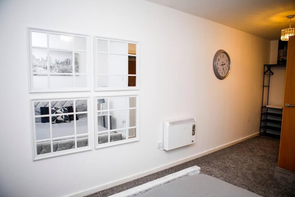 Stylish Two-Bedroom Salford Quays Apartment Manchester Bagian luar foto