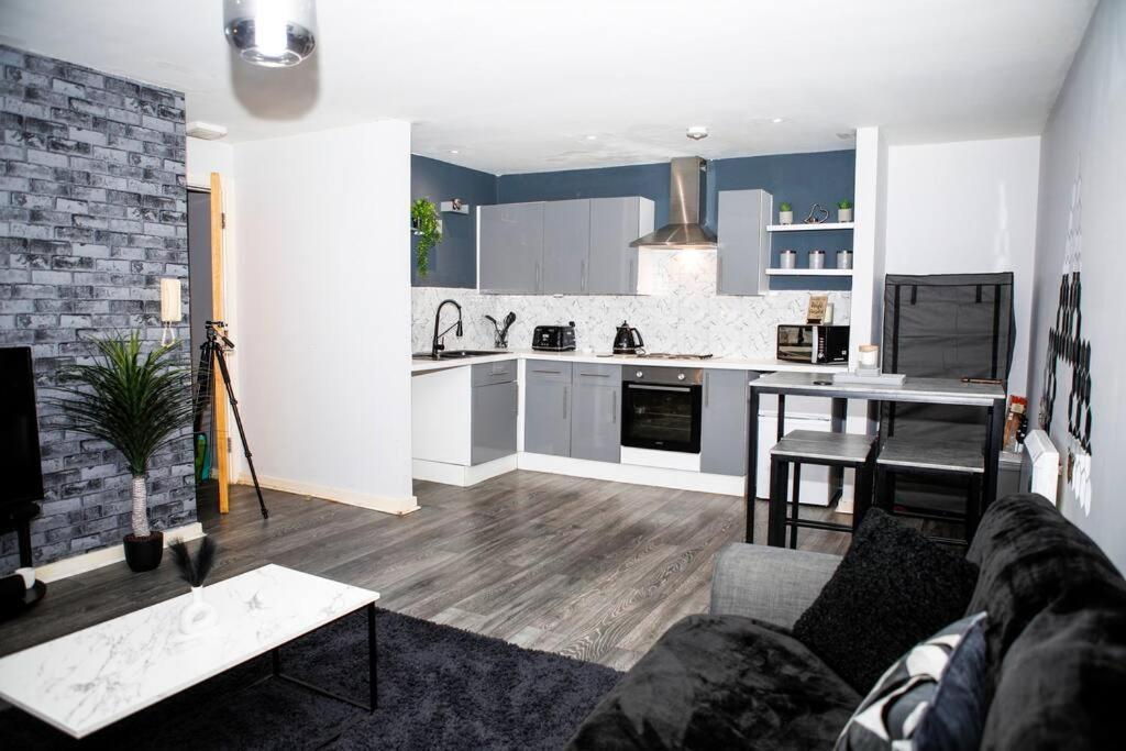 Stylish Two-Bedroom Salford Quays Apartment Manchester Bagian luar foto