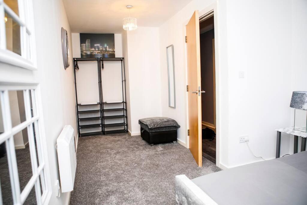 Stylish Two-Bedroom Salford Quays Apartment Manchester Bagian luar foto