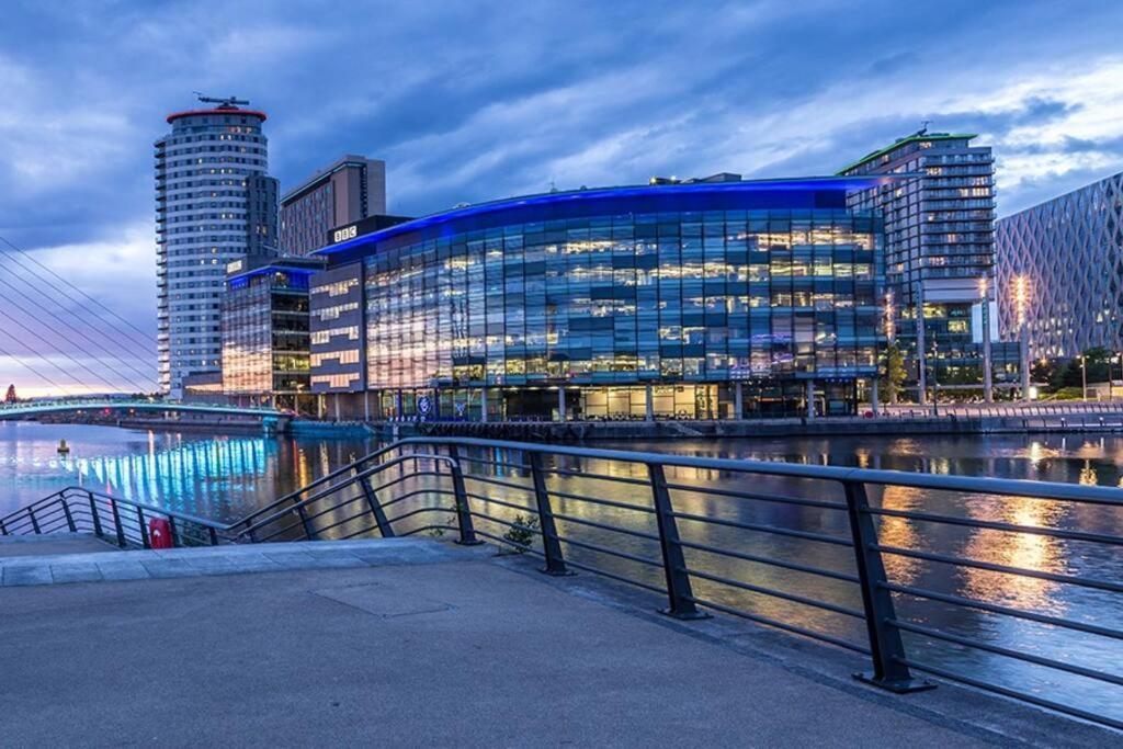 Stylish Two-Bedroom Salford Quays Apartment Manchester Bagian luar foto