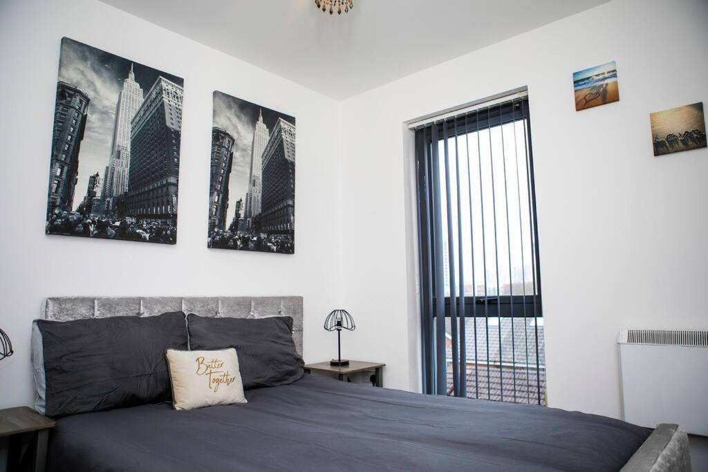 Stylish Two-Bedroom Salford Quays Apartment Manchester Bagian luar foto