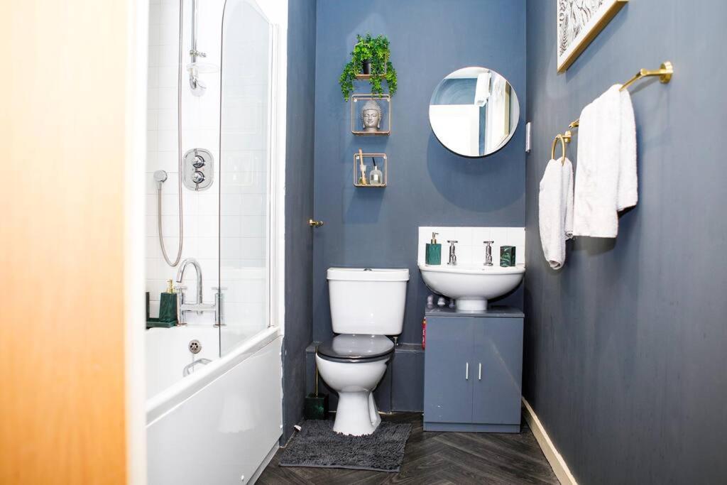 Stylish Two-Bedroom Salford Quays Apartment Manchester Bagian luar foto