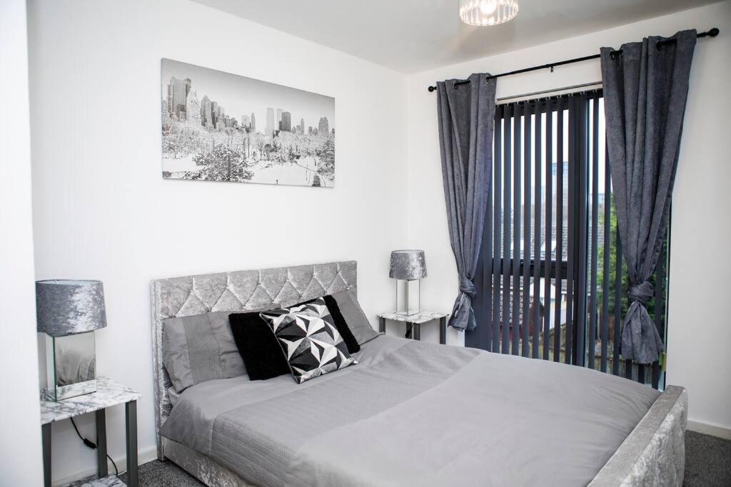 Stylish Two-Bedroom Salford Quays Apartment Manchester Bagian luar foto