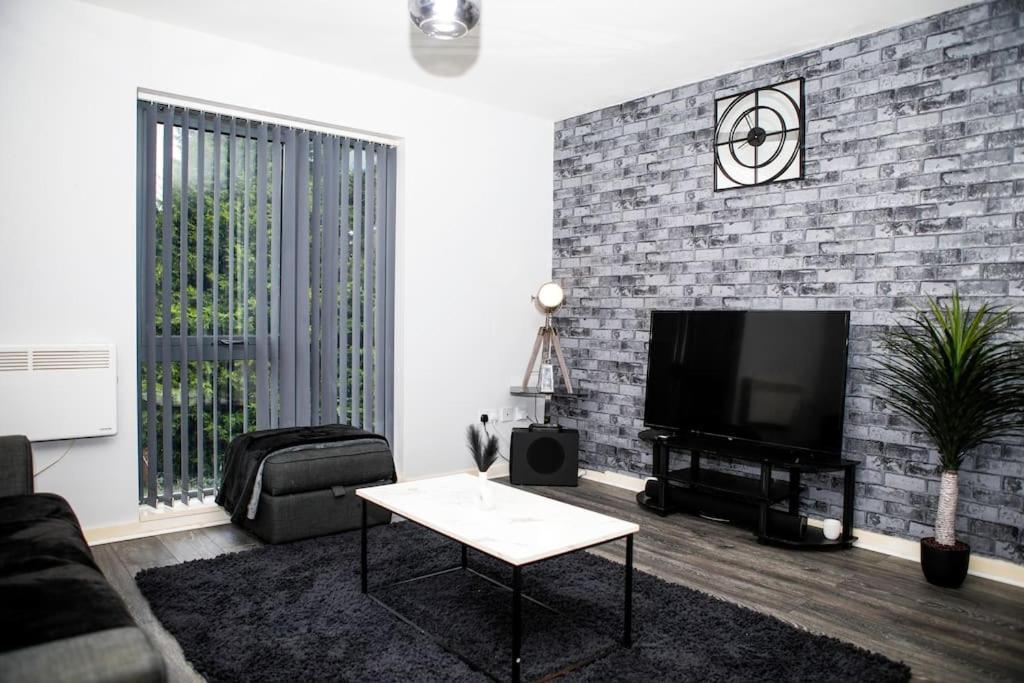 Stylish Two-Bedroom Salford Quays Apartment Manchester Bagian luar foto